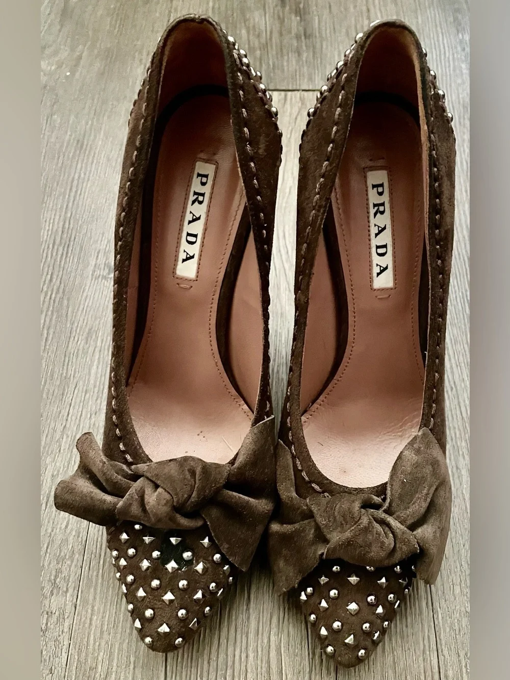 🍸 Prada Brown Suede Pointed-Toe Studded Bow Pumps 🍸